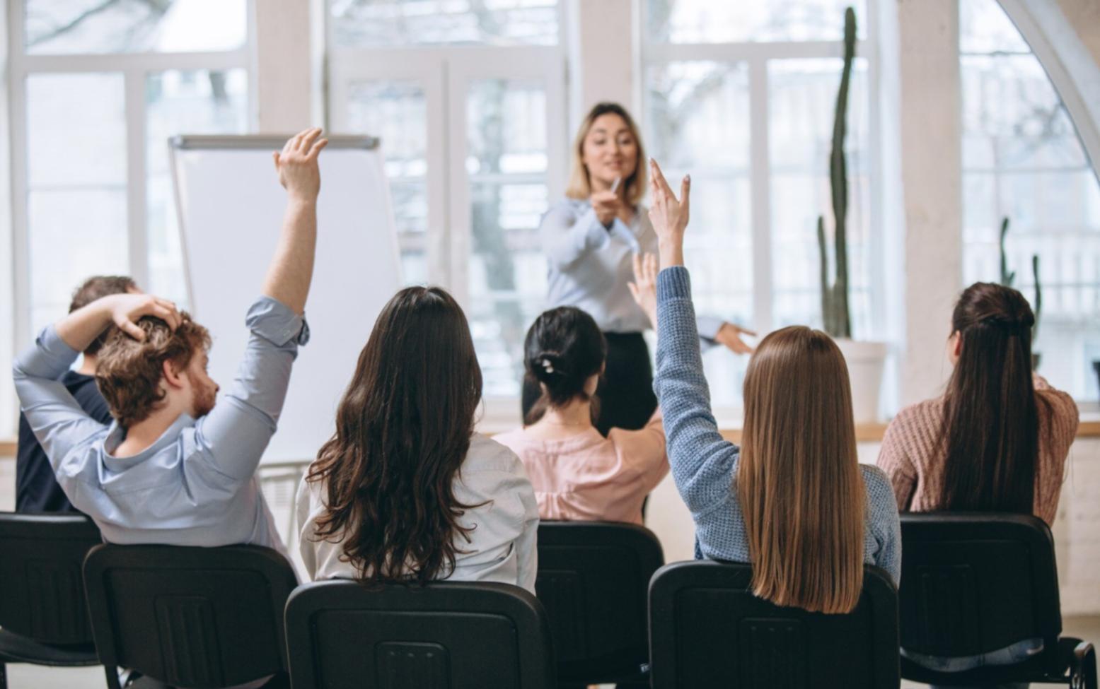 Espace de travail organisé avec ordinateur portable et documents financiers pour la formation budgétaire
